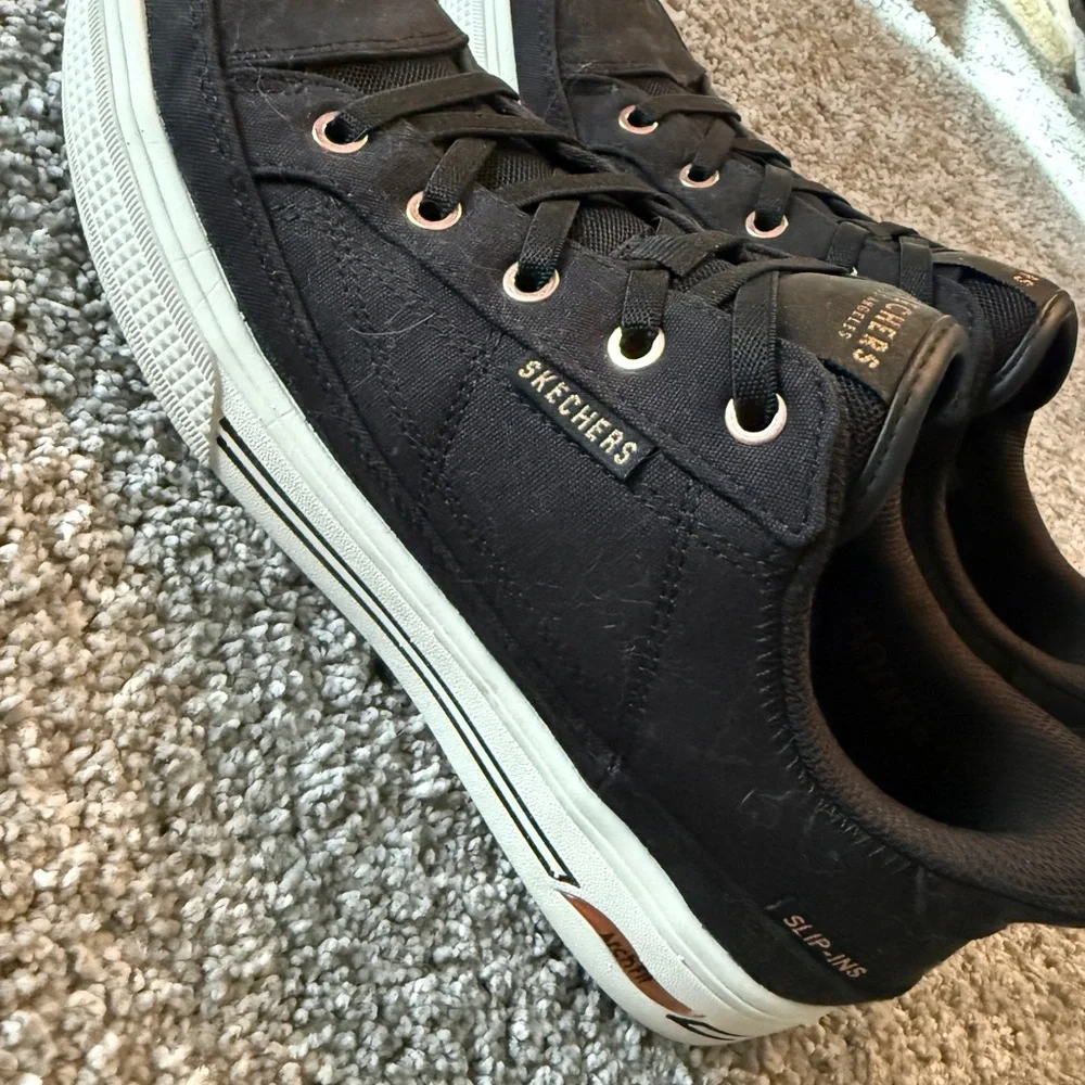 Skechers Black and White slip-in arch fit sneakers - Picture 3 of 3